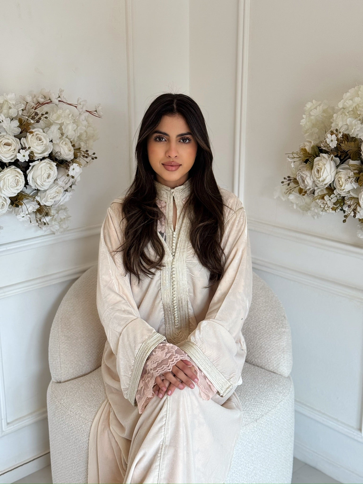 Woman wearing the Jellaba Maria, an elegant Moroccan organza jellaba with wide sleeves, modest dress for Eid and special occasions.