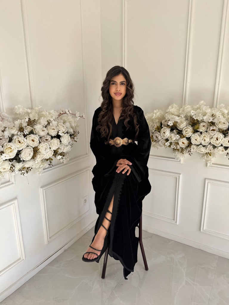 Elegant black-on-black Moroccan caftan – Caftan Nouzha in velvet with subtle detailing