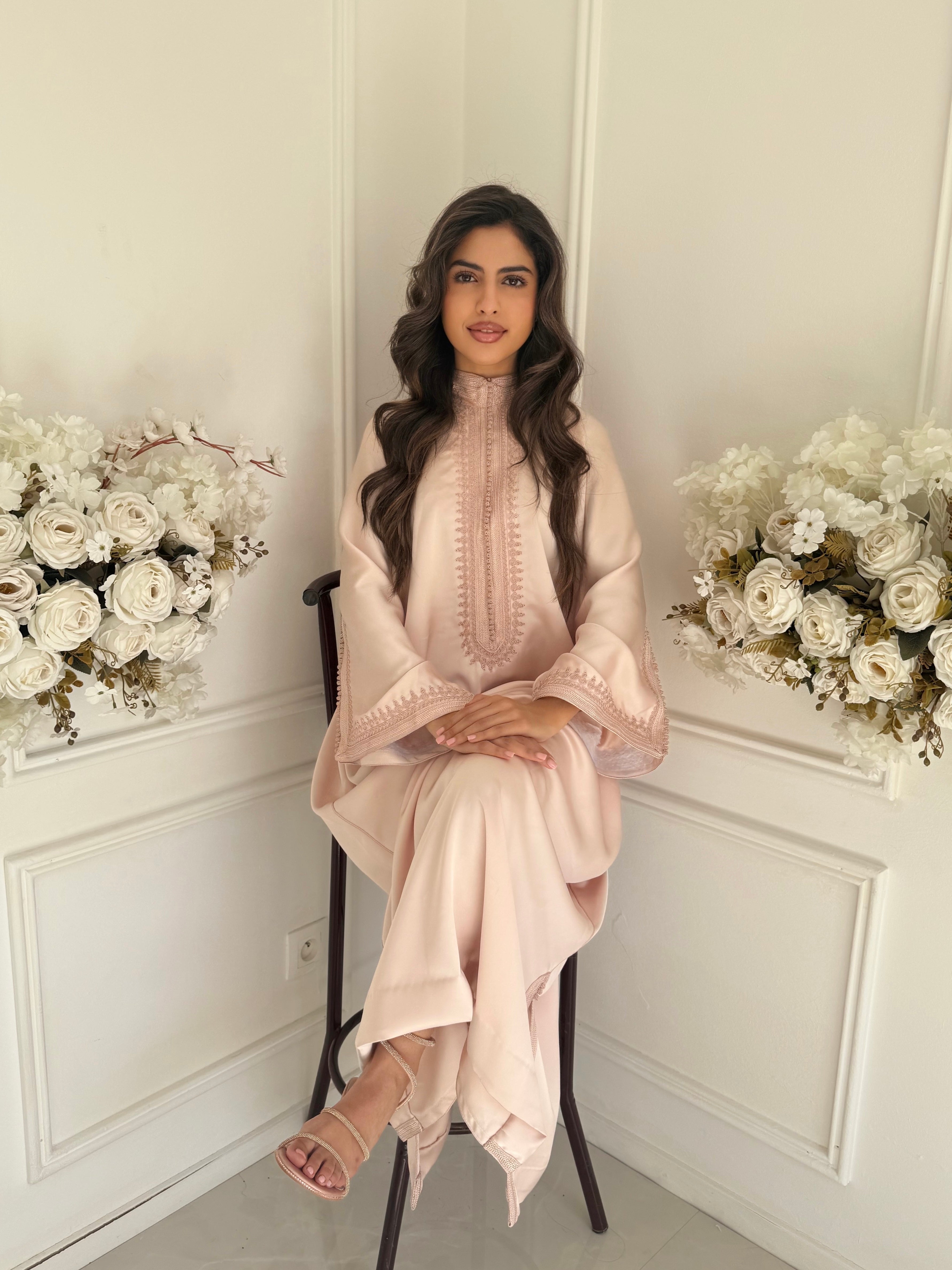 Elegant Moroccan Gandoura in blush satin – Gandoura Farah with delicate details