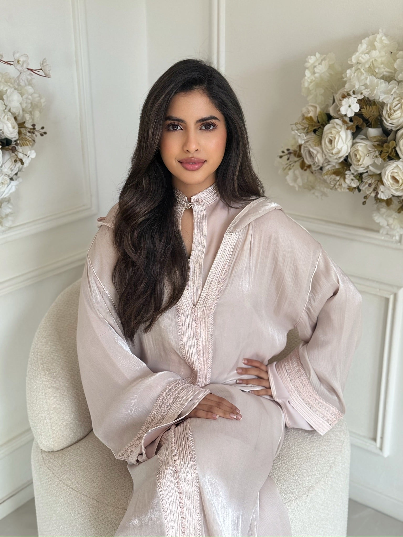 Elegant Moroccan modest dress in blush tone – caftan style jellaba Fatine