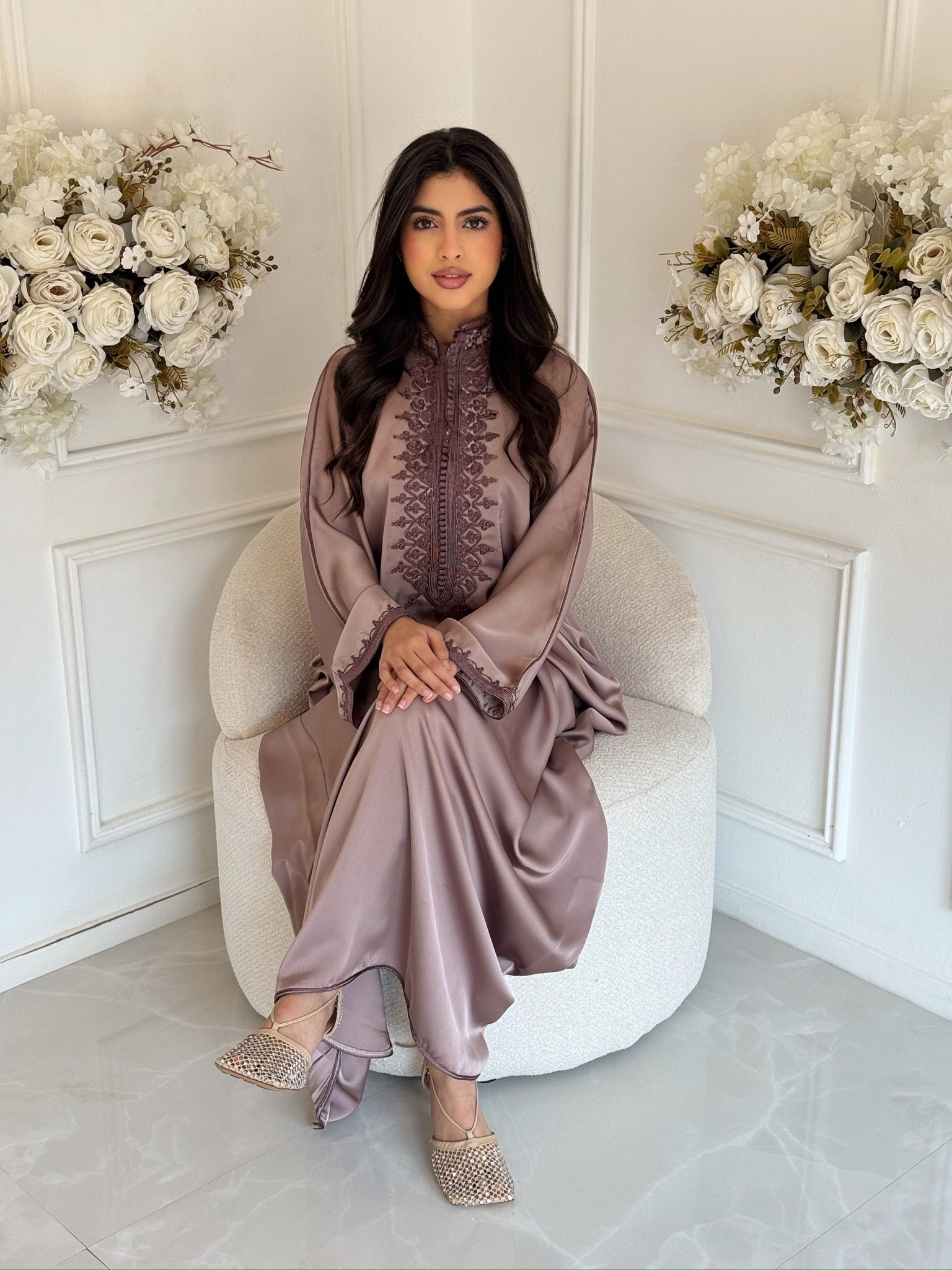 Elegant Moroccan gandoura for Ramadan in mauve with embroidery – Gandoura Rinad