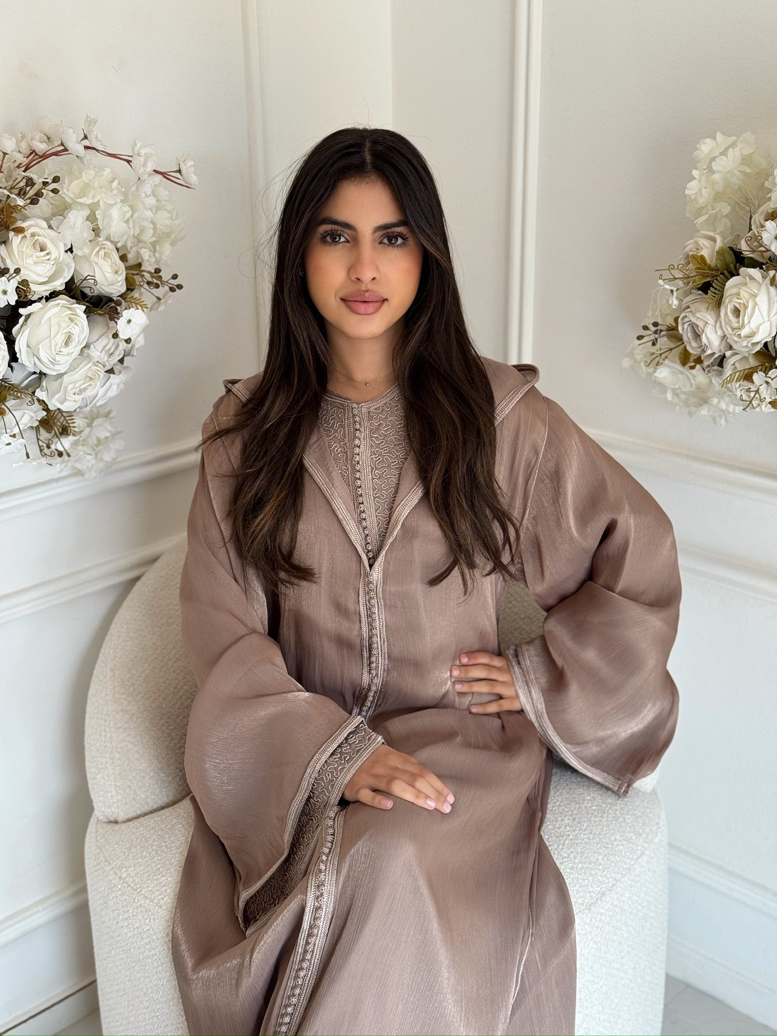 Woman wearing the Jellaba Baha, a taupe modest jellaba with wide sleeves, elegant and comfortable.