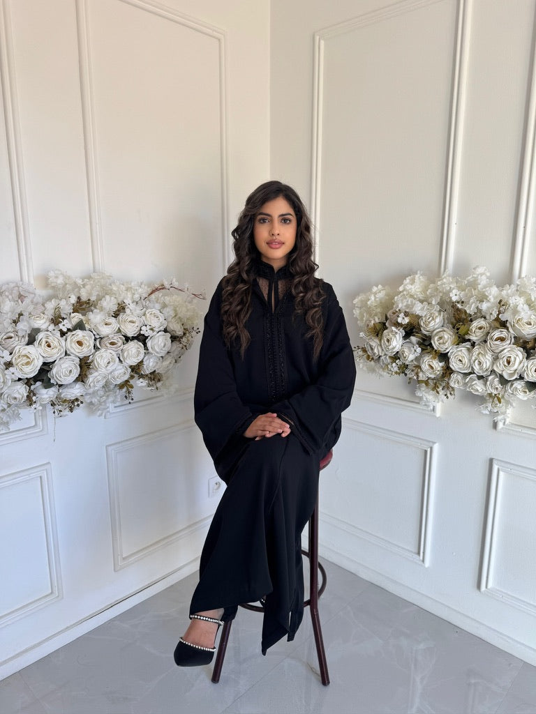 Elegant black Moroccan jellaba – Jellaba Sana with traditional detailing