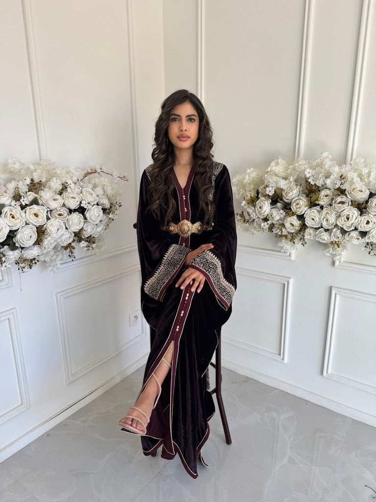 Elegant burgundy Moroccan velvet caftan – Caftan Lina with gold detailing