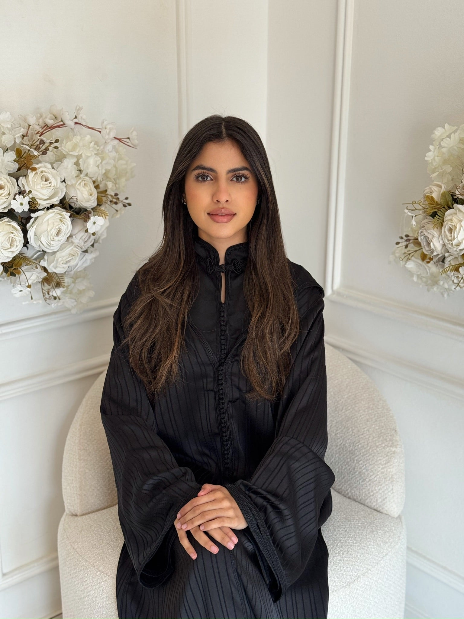 Woman wearing the Jellaba Rania, an elegant Moroccan jellaba with wide sleeves, modest dress for Eid and special occasions.