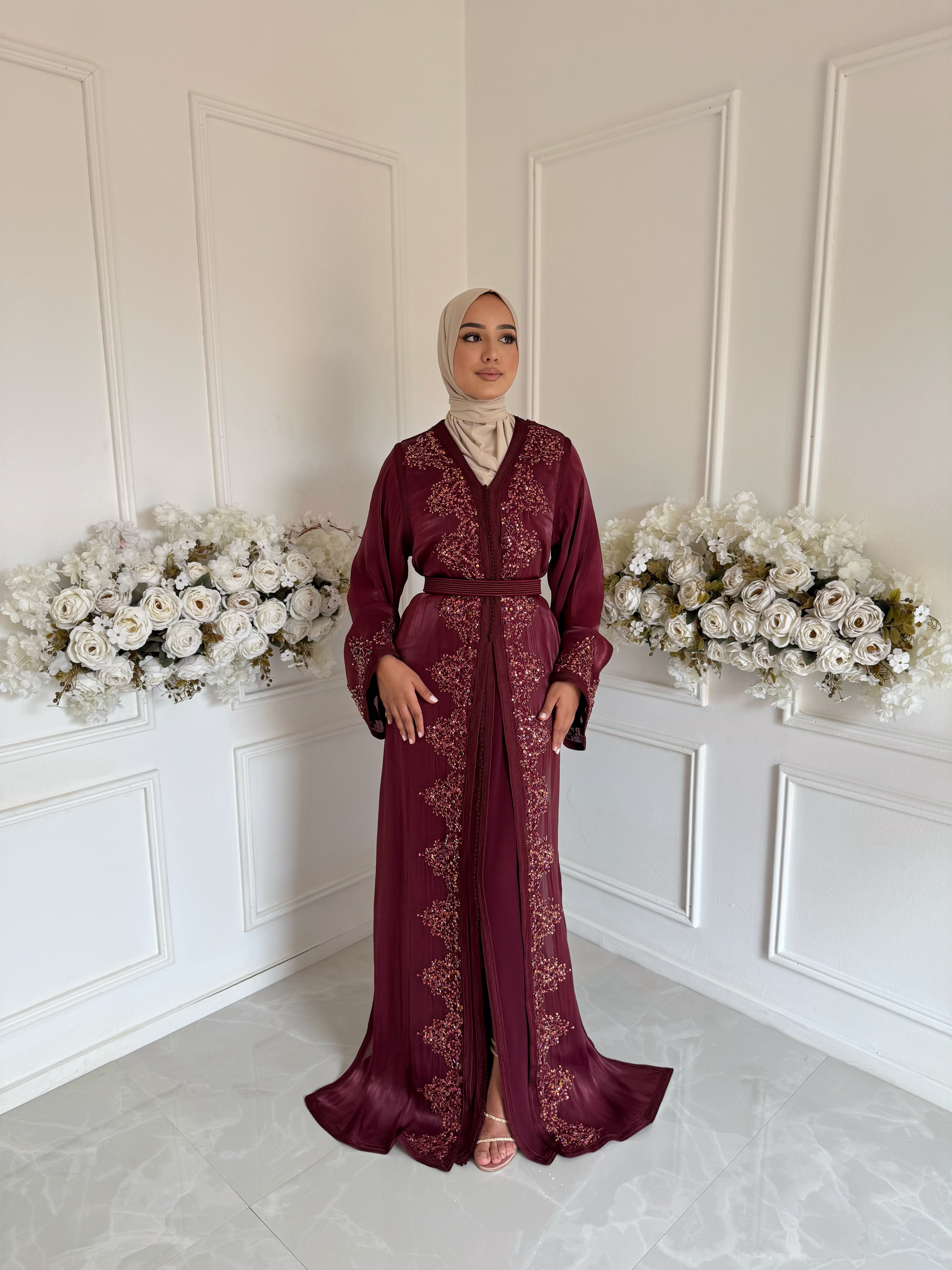Full view of Takchita Fariha – luxurious Moroccan gown in burgundy organza for weddings and events