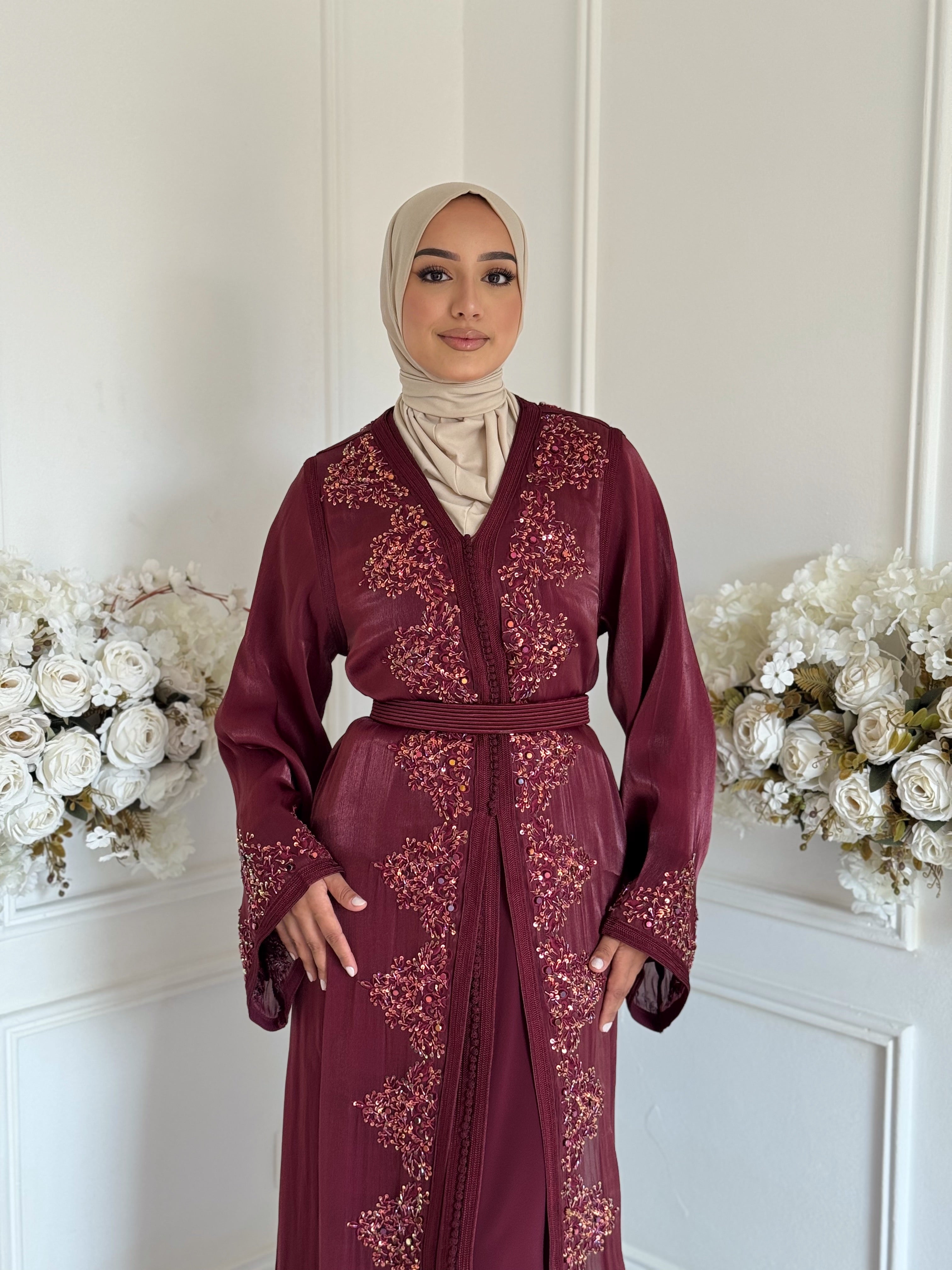 Elegant burgundy Moroccan Takchita with intricate embroidered organza fabric – Takchita Fariha