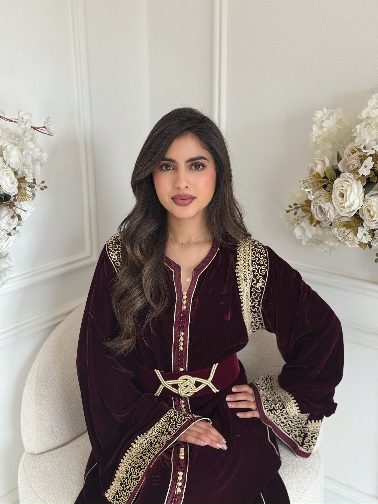Elegant burgundy Moroccan velvet caftan – Caftan Lina with gold detailing