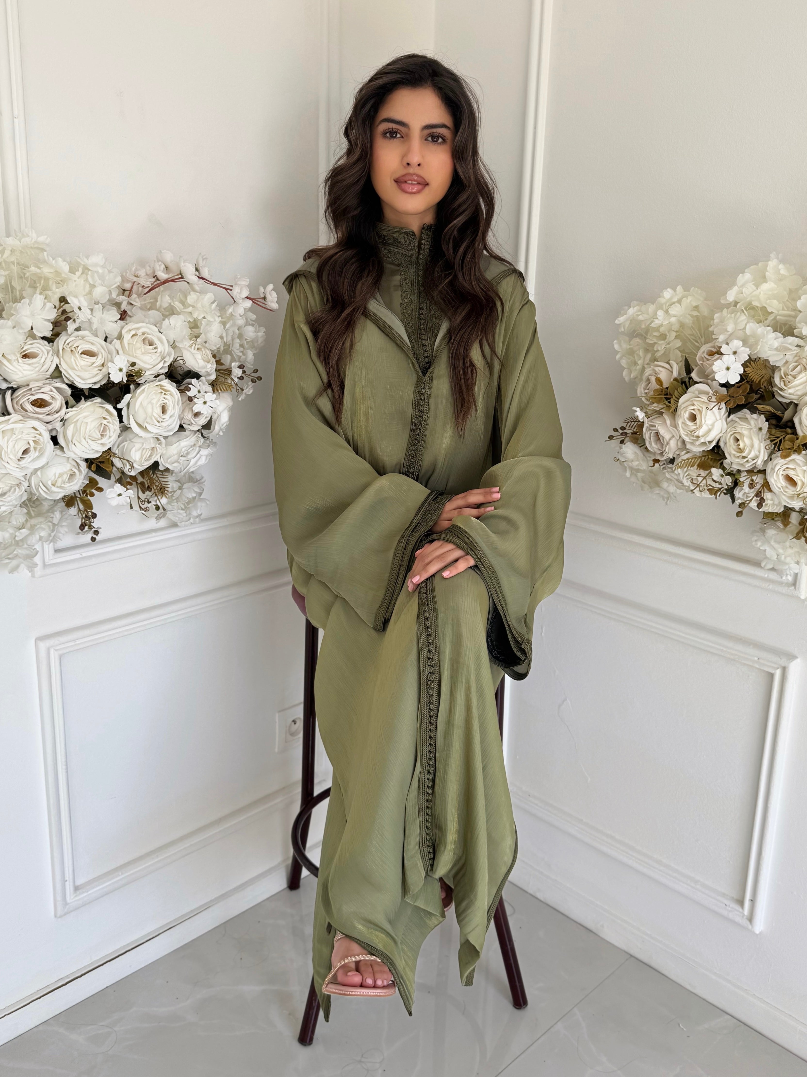 Elegant Moroccan Jellaba in olive satin – Jellaba Hana with traditional detailing