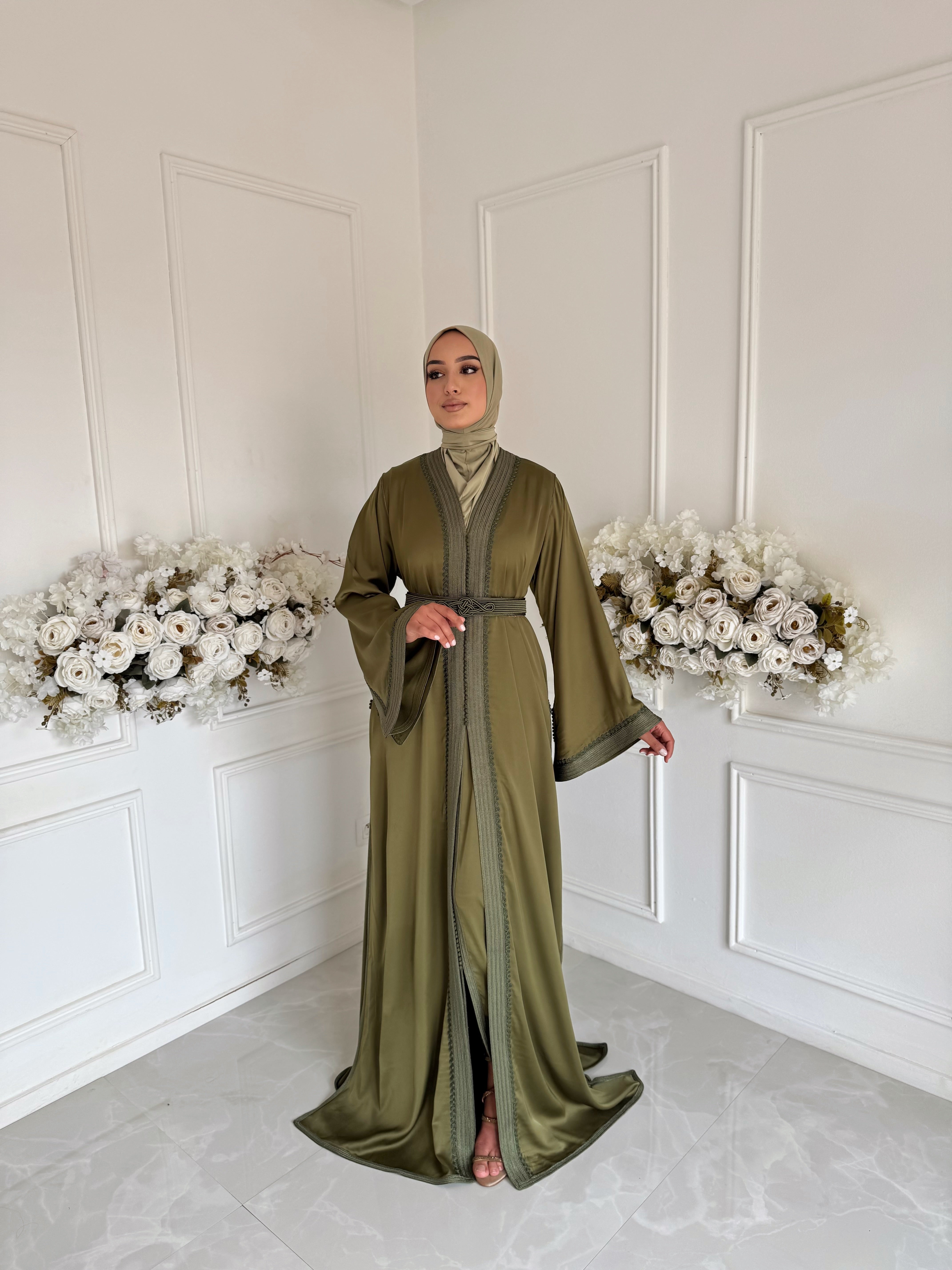 Full view of Takchita Khaoula – olive-green Moroccan dress in crepe fabric, perfect for weddings and occasions.